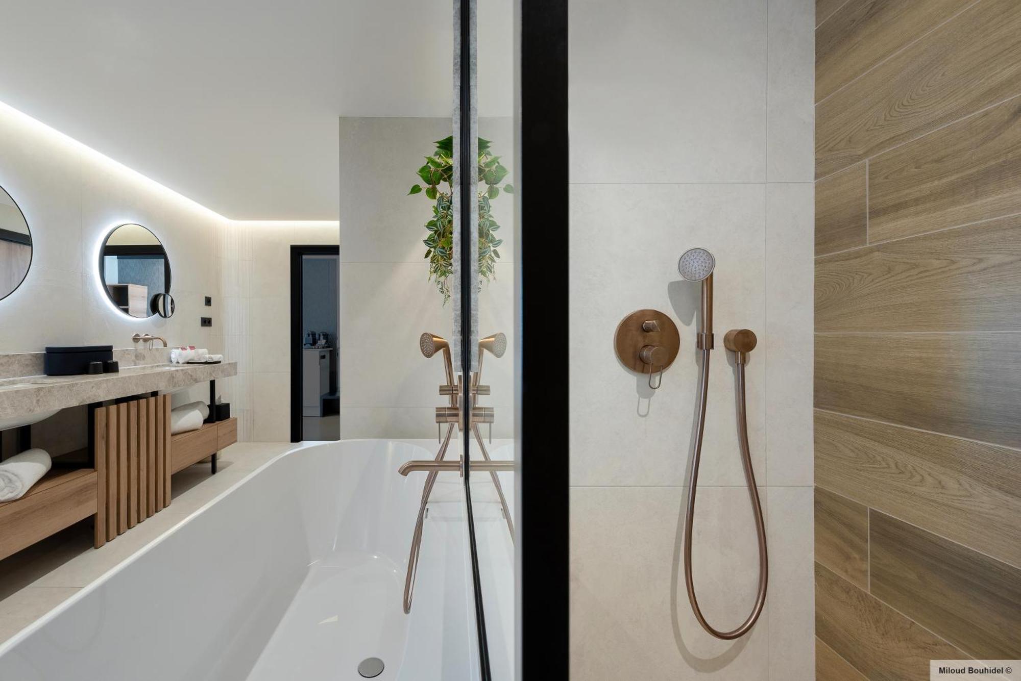 Golden Tulip Lyon Ouest Techlid & 4* Limonest
